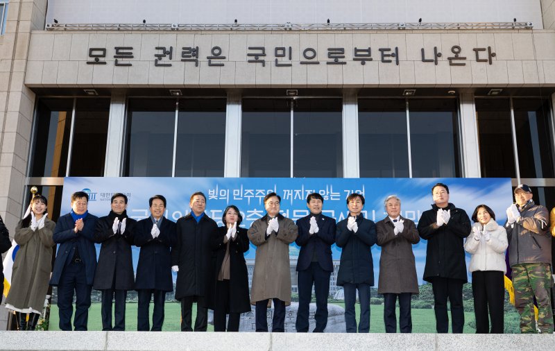 [서울=뉴시스] 김명년 기자 = 우원식 국회의장이 3일 서울 여의도 국회에서 열린 정현관 글새김 제막식에서 참석 내빈들과 제막한 뒤 기념촬영하고 있다.(공동취재) 2025.12.03. photo@newsis.com