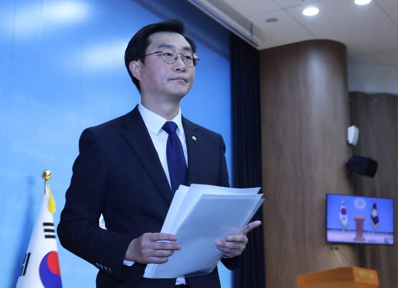 [서울=뉴시스] 김금보 기자 = 여성 비서관 성추행 혐의로 고소된 장경태 더불어민주당 의원이 30일 서울 여의도 국회 소통관에서 의혹을 부인하는 긴급 기자회견을 마친 뒤 이동하고 있다. 2025.11.30. kgb@newsis.com