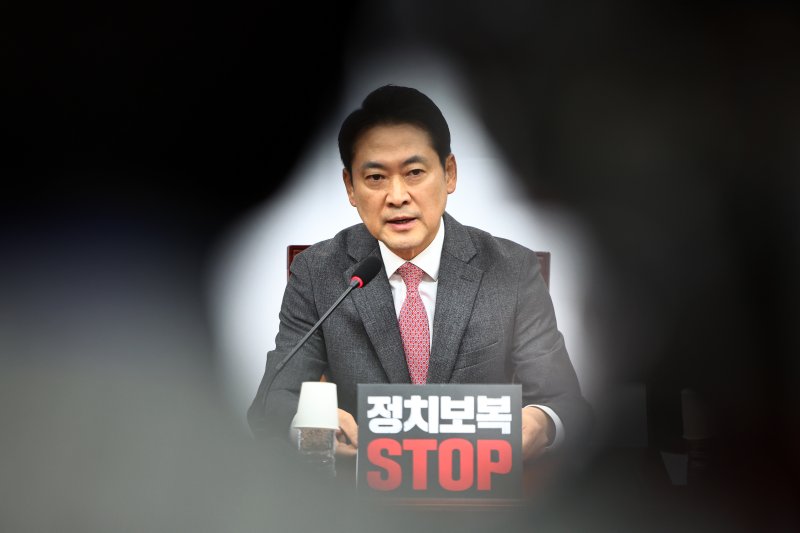 [서울=뉴시스] 김명년 기자 = 장동혁 국민의힘 대표가 1일 오전 서울 여의도 국회에서 열린 최고위원회의에서 발언하고 있다. 2025.12.01. kmn@newsis.com