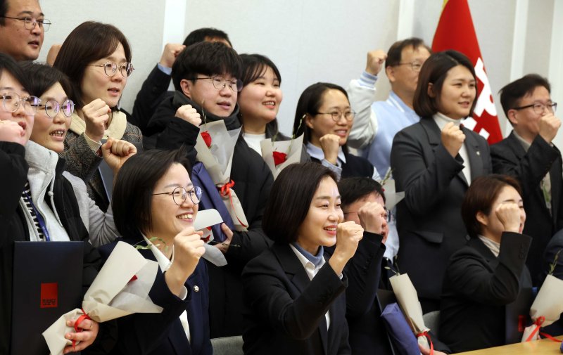 [서울=뉴시스] 조성봉 기자 = 김재연 진보당 상임대표를 비롯한 참석자들이 2일 오후 서울 여의도 국회에서 열린 12.3 내란 저지 1주년 진보당 기념식에서 기념촬영을 하고 있다. 2025.12.02. suncho21@newsis.com