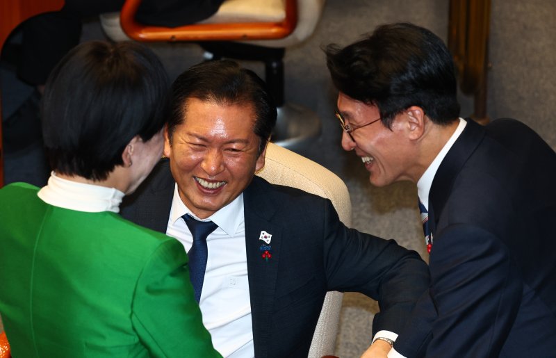 [서울=뉴시스] 김명년 기자 = 김민석(오른쪽) 국무총리가 2일 오후 서울 여의도 국회에서 열린 본회의에서 2026 예산안 의결을 앞두고 정청래 더불어민주당 대표와 대화하고 있다. 2025.12.02. kmn@newsis.com