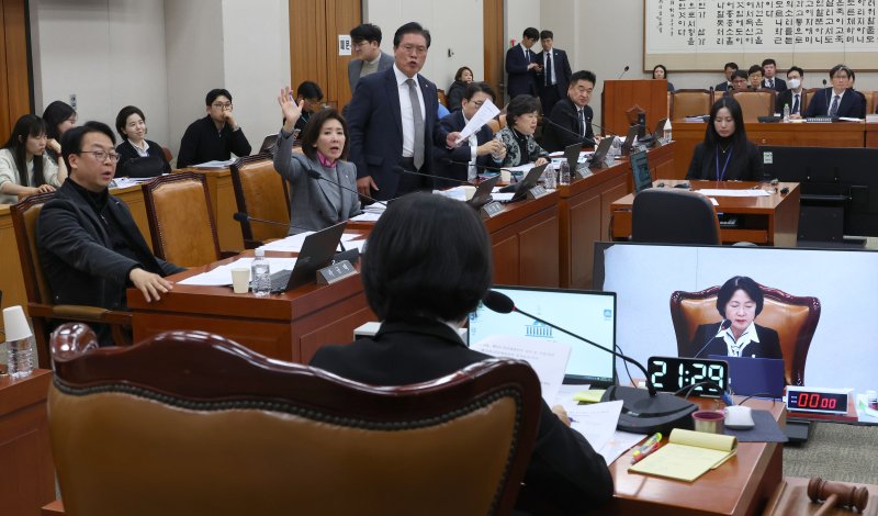 [서울=뉴시스] 김금보 기자 = 국민의힘 법제사법위원회 의원들이 3일 오후 서울 여의도 국회에서 열린 전체회의에서 내란전담재판부 설치 강행을 규탄하고 있다. 2025.12.03. kgb@newsis.com