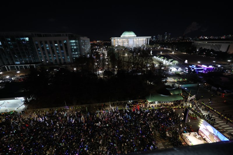 [서울=뉴시스] 김금보 기자 = 12·3 비상계엄 사태 1년을 맞은 3일 밤 서울 여의도 국회 앞에서 열린 12.3 내란외환 청산과 종식, 사회대개혁 시민대행진에서 참석자들이 응원봉을 흔들고 있다. 2025.12.03. kgb@newsis.com