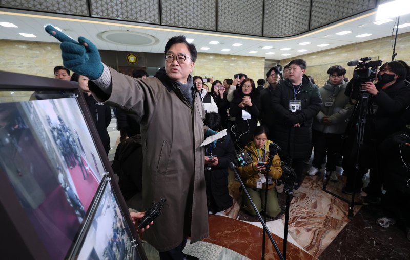 [서울=뉴시스] 국회사진기자단 = 우원식 국회의장이 3일 서울 여의도 국회에서 열린 '비상계엄 해제 1주년 기억행사' 다크투어에서 도슨트로 참여해 시민들과 함께 계엄군이 들이닥쳤던 3층 중앙홀을 돌아보고 있다. 2025.12.03. photo@newsis.com