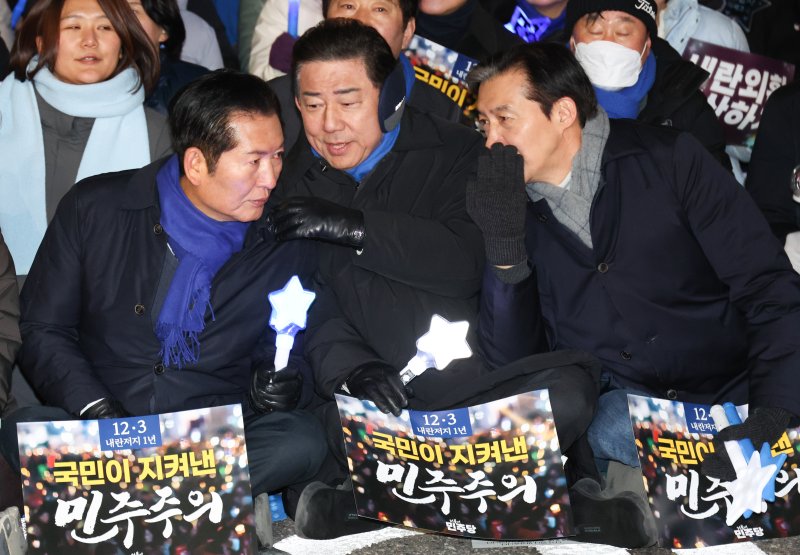 [서울=뉴시스] 김금보 기자 = 정청래(왼쪽부터) 더불어민주당 대표, 김병기 원내대표, 조국 조국혁신당 대표가 12·3 비상계엄 사태 1년인 3일 서울 여의도 국회 앞에서 열린 '12.3 내란외환 청산과 종식, 사회대개혁 시민대행진'에 참가해 대화를 나누고 있다. 2025.12.03. kgb@newsis.com