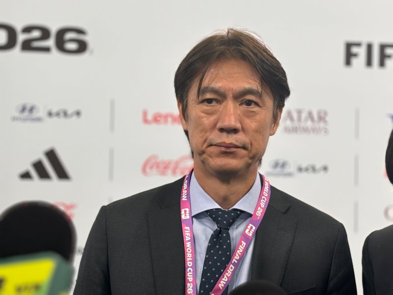 [워싱턴=뉴시스]이윤희 특파원 = 홍명보 축구대표팀 감독이 5일(현지 시간) 미국 워싱턴DC 케네디센터에서 개최된 2026 국제축구연맹(FIFA) 북중미월드컵 조 추첨이 진행된 후 공동취재구역(믹스트존)에서 취재진과 만나 소감을 밝히고 있다. sympathy@newsis.com 2025.12.06.