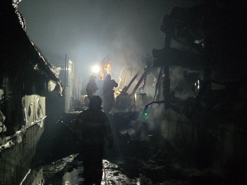 [논산=뉴시스] 6일 오전 2시28분께 충남 논산시 노성면 구암리 돼지농장에서 불이 나 현장에 출동한 소방대원이 진압 후 화재 원인 조사를 하고 있다. (사진=논산소방서 제공) 2025.12.06. photo@newsis.com *재판매 및 DB 금지