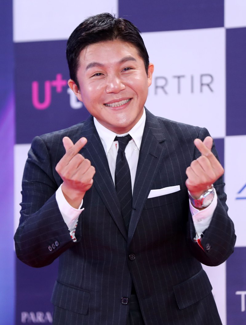 [인천=뉴시스] 김혜진 기자 = 방송인 조세호가 19일 오후 인천 중구 파라다이스시티에서 열린 제3회 청룡시리즈어워즈 레드카펫 행사에서 포즈를 취하고 있다. 2024.07.19. jini@newsis.com