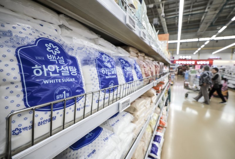 [서울=뉴시스] 정병혁 기자 = 사진은 지난 3월 9일 서울시내 대형마트에 설탕이 진열돼 있는 모습. 2025.03.09. jhope@newsis.com