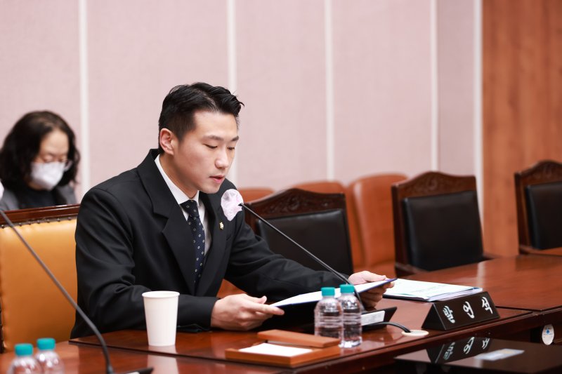 [군포=뉴시스] 박상현 시 의원이 수도계량기 검사 비용 부담 완화를 위한 조례 개정(안)을 발의하고 있다. (사진=본인 제공).2025.12.06. photo@newsis.com