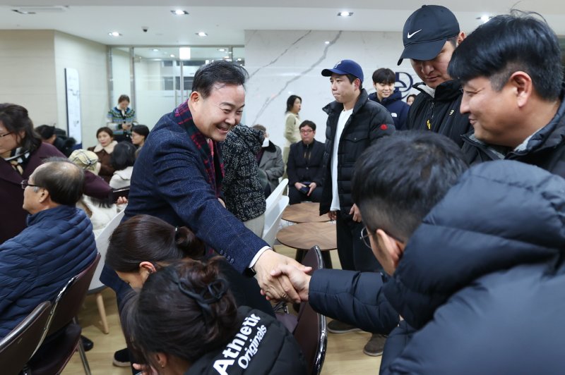 [의왕=뉴시스] 김성제 시장이 대방디에트르센트럴아파트에서 열린 '찾아가는 시장실'에서 참석 주민들과 악수하고 있다. (사진=의왕시 제공). 2025.12.06. photo@newsis.com