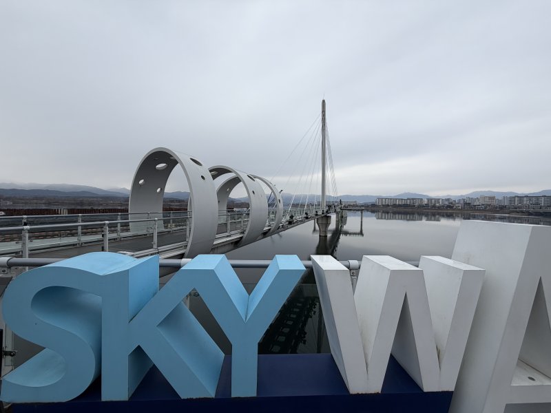 6일 오후 강원 춘천 근화동 소양강스카이워크에 방문객들이 투명 바닥을 걷고 있다. 2025.12.06 ⓒ News1 한귀섭 기자