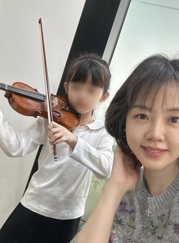 [서울=뉴시스] 이하정과 딸 유담 양의 모습. (사진=이하정 인스타그램 캡처) 2025.12.06. photo@newsis.com *재판매 및 DB 금지