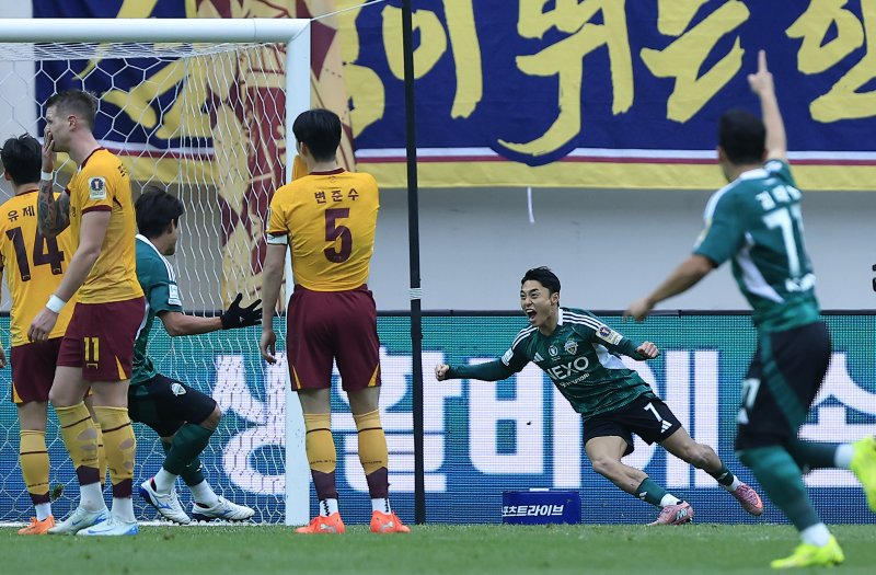 6일 오후 서울 마포구 월드컵로 서울월드컵경기장에서 열린 광주FC와 전북현대의 2025 하나은행 코리아컵 결승전에서 전반 전북 이동준이 선제골을 터트린 후 환호하고 있다. 2025.12.6/뉴스1 ⓒ News1 박정호 기자