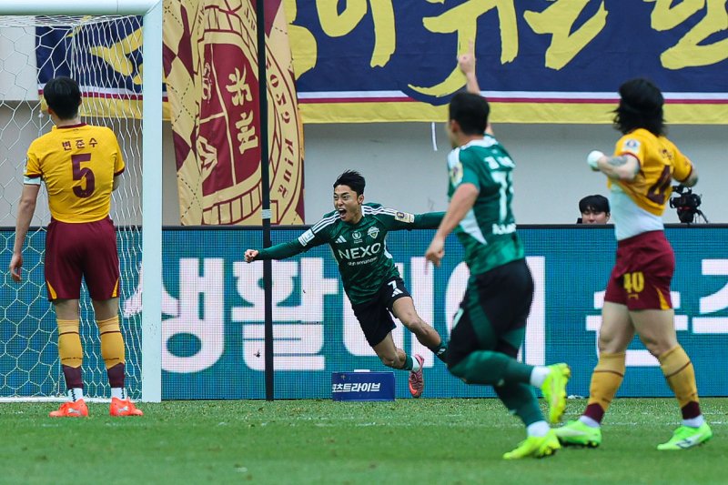 [서울=뉴시스] 권창회 기자 = 전북현대 이동준이 6일 오후 서울 마포구 서울월드컵경기장에서 열린 광주FC와 전북현대의 2025 하나은행 코리아컵 결승전에서 선제골을 넣은 뒤 기뻐하고 있다. 2025.12.06. kch0523@newsis.com