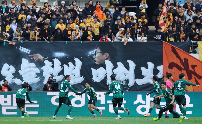 [서울=뉴시스] 권창회 기자 = 전북현대 이동준이 6일 오후 서울 마포구 서울월드컵경기장에서 열린 광주FC와 전북현대의 2025 하나은행 코리아컵 결승전에서 선제골을 넣은 뒤 기뻐하고 있다. 2025.12.06. kch0523@newsis.com