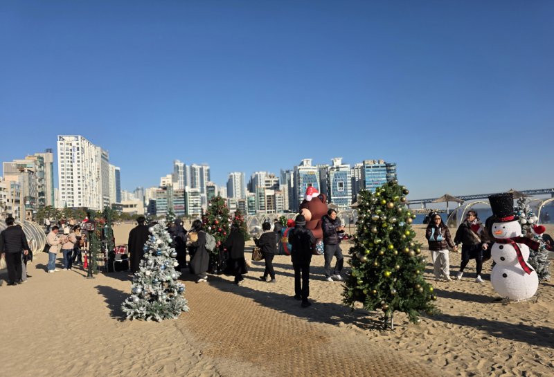 6일 오후 부산 광안리해수욕장에 마련된 크리스마스 트리와 조형물 인근에 시민들이 몰려 있다.2025.12.6/뉴스1 ⓒ News1 장광일 기자