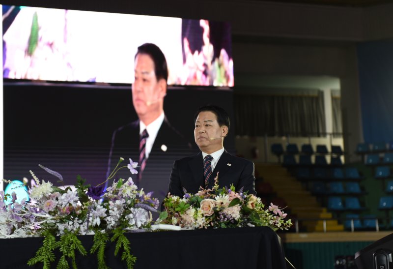 박성현 전 여수광양항만공사 사장이 6일 광양공설운동장에서 저서 '박성현의 터닝포인트-바다에서 길을찾다' 출판기념회를 진행하고 있다. ⓒ News1 김성준 기자