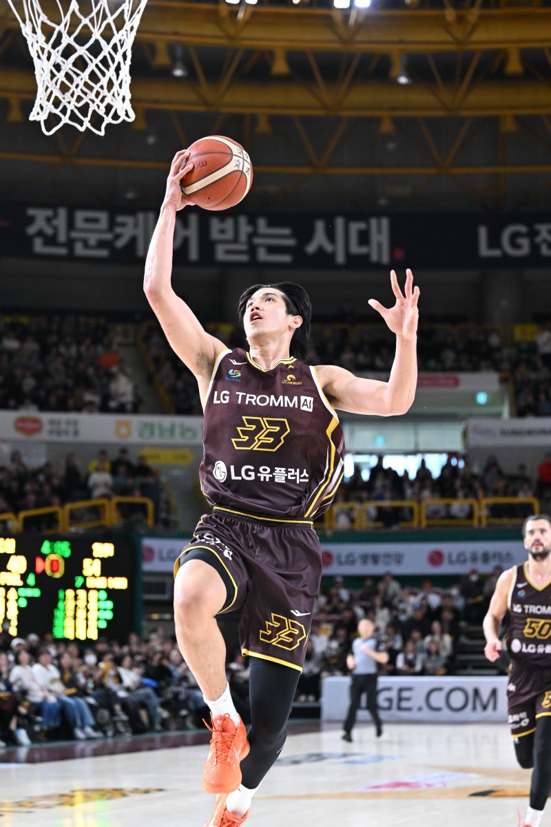 프로농구 LG 타마요가 6일 현대모비스와 경기에서 슛을 시도하고 있다.(KBL 제공)
