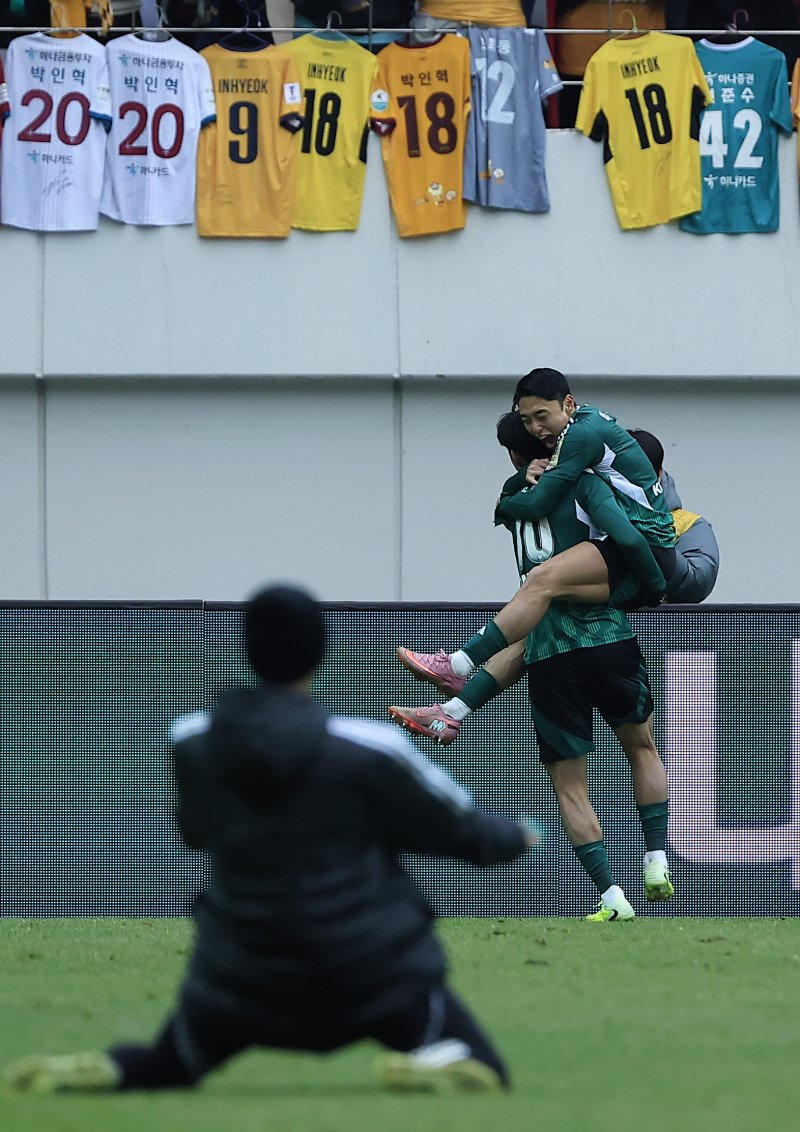6일 오후 서울 마포구 월드컵로 서울월드컵경기장에서 열린 광주FC와 전북현대의 2025 하나은행 코리아컵 결승전에서 선제골을 넣은 전북 이동준이 송민규와 기쁨을 나누고 있다. 2025.12.6/뉴스1 ⓒ News1 박정호 기자