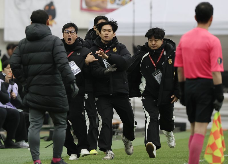 6일 오후 서울 마포구 월드컵로 서울월드컵경기장에서 열린 광주FC와 전북현대의 2025 하나은행 코리아컵 결승전에서 이정효 광주FC 감독이 심판 판정에 항의하고 있레드카드를 받아 퇴장 당하고 있다. 2025.12.6/뉴스1 ⓒ News1 박정호 기자