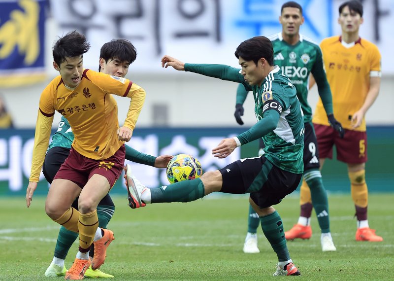 6일 오후 서울 마포구 월드컵로 서울월드컵경기장에서 열린 광주FC와 전북현대의 2025 하나은행 코리아컵 결승전에서 전북 박진섭이 광주 유제호와 볼다툼을 벌이고 있다. 2025.12.6/뉴스1 ⓒ News1 박정호 기자