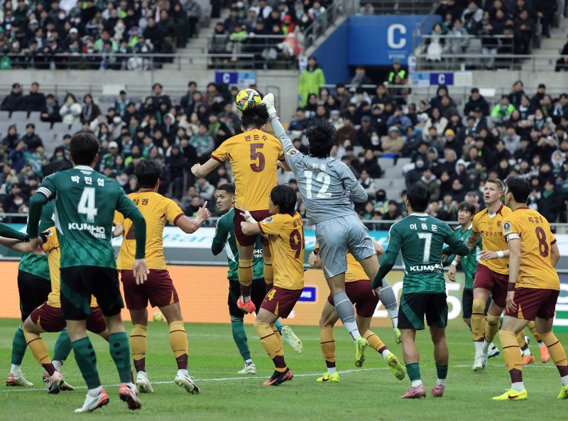 6일 오후 서울 마포구 월드컵로 서울월드컵경기장에서 열린 광주FC와 전북현대의 2025 하나은행 코리아컵 결승전에서 광주 노희동 골키퍼와 변준수가 전북 코너킥을 막고 있다. 2025.12.6/뉴스1 ⓒ News1 박정호 기자