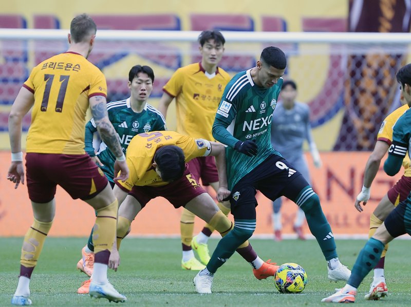 6일 오후 서울 마포구 월드컵로 서울월드컵경기장에서 열린 광주FC와 전북현대의 2025 하나은행 코리아컵 결승전에서 광주 변준수가 전북 티아고를 마크하고 있다. 2025.12.6/뉴스1 ⓒ News1 박정호 기자