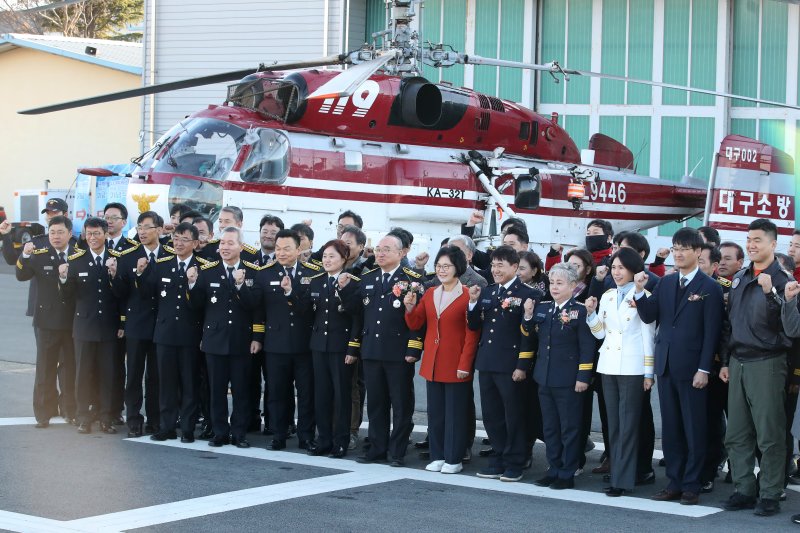 5일 오후 대구 공군기지 내 대구119특수대응단 격납고에서 열린 '대구119항공대 창설 30주년 기념식'에 참석한 내빈과 소방 관계자들이 기념촬영을 하고 있다. 2025.12.5/뉴스1 ⓒ News1 공정식 기자