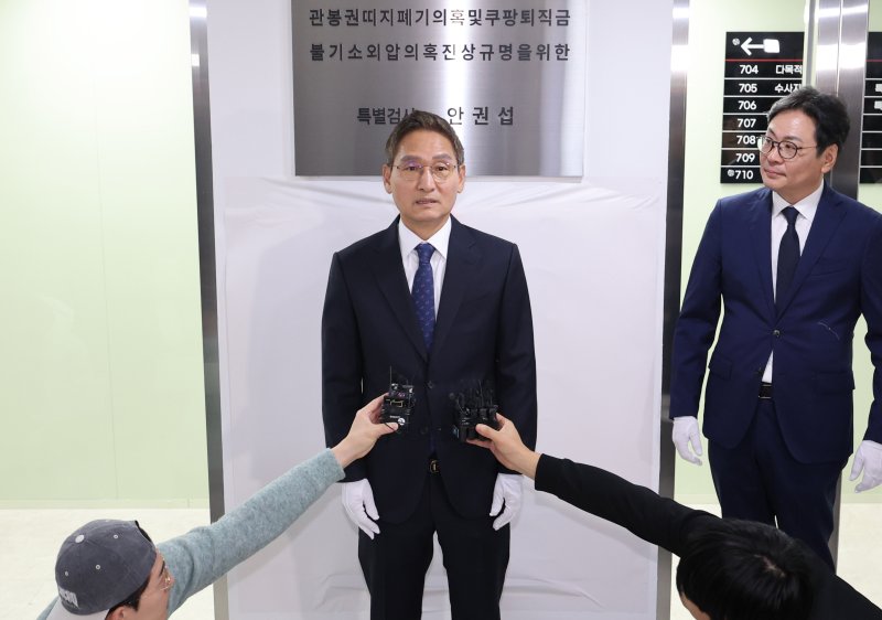 [서울=뉴시스] 배훈식 기자 = 안권섭 특별검사가 6일 오전 서울 서초구 관봉권 띠지 폐기 의혹 및 쿠팡 퇴직금 불기소 외압 의혹 진상규명을 위한 특검 사무소에서 열린 현판식에서 취재진의 질문에 답하고 있다. 2025.12.06. dahora83@newsis.com