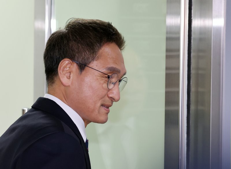 [서울=뉴시스] 배훈식 기자 = 안권섭 특별검사가 6일 오전 서울 서초구 관봉권 띠지 폐기 의혹 및 쿠팡 퇴직금 불기소 외압 의혹 진상규명을 위한 특검 사무소에서 열린 현판식에서 취재진의 질문을 뒤로 한채 들어가고 있다. 2025.12.06. dahora83@newsis.com