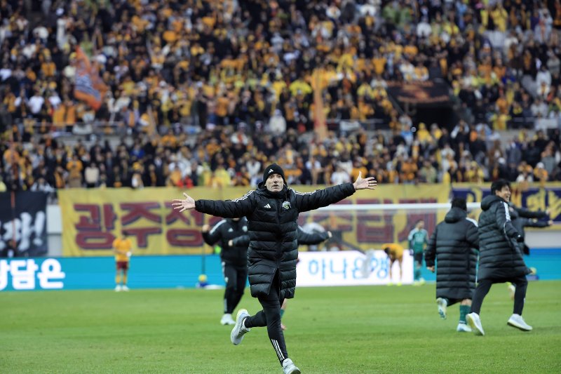6일 오후 서울 마포구 월드컵로 서울월드컵경기장에서 열린 광주FC와 전북현대의 2025 하나은행 코리아컵 결승전에서 2대1로 승리해 우승을 차지한 전북 타노스 수석코치가 서포터즈를 향해 달려오고 있다. 2025.12.6/뉴스1 ⓒ News1 박정호 기자