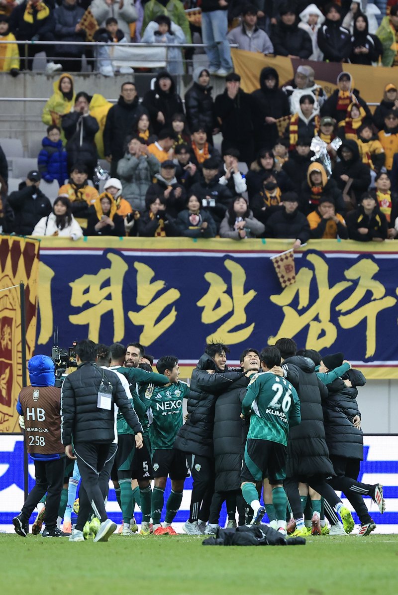 6일 오후 서울 마포구 월드컵로 서울월드컵경기장에서 열린 광주FC와 전북현대의 2025 하나은행 코리아컵 결승전에서 2대1로 승리해 우승을 차지한 전북 선수들이 기뻐하고 있다. 2025.12.6/뉴스1 ⓒ News1 박정호 기자