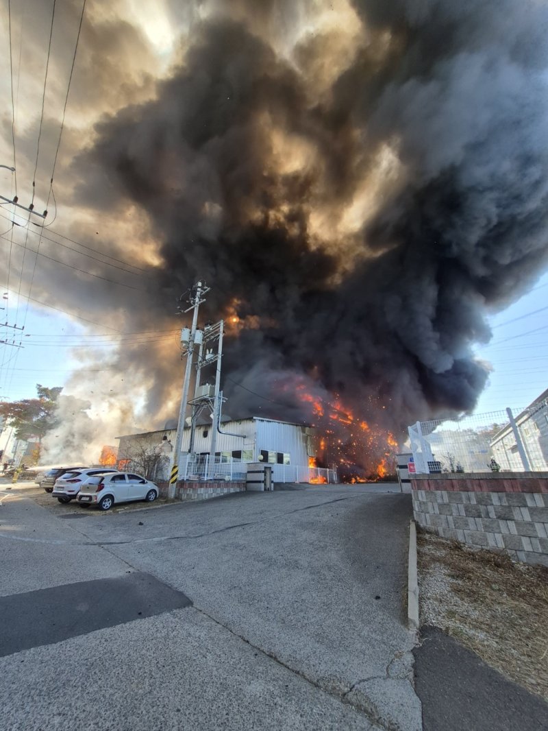 6일 낮 12시 35분쯤 경북 칠곡 왜관읍의 한 섬유공장에서 원인을 알 수 없는 불이 나 연기가 치솟고 있다. (경북소방본부 제공. 재판매 및 DB 금지) 2025.12.6/뉴스1 ⓒ News1 남승렬 기자
