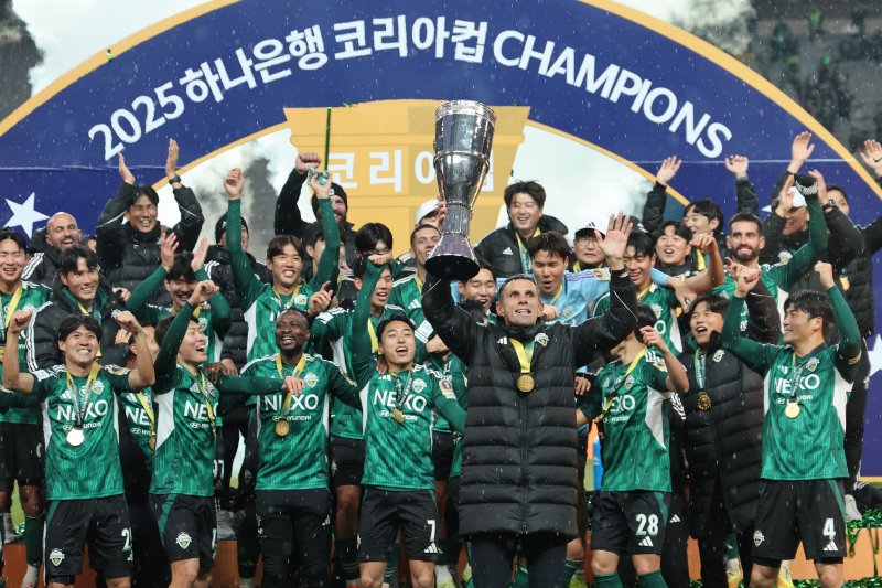 [서울=뉴시스] 권창회 기자 = 6일 오후 서울 마포구 서울월드컵경기장에서 열린 광주FC와 전북현대의 2025 하나은행 코리아컵 결승전에서 2대 1로 승리한 거스 포옛 전북현대 감독을 비롯한 선수들이 우승트로피를 들어올리고 있다. 2025.12.06. kch0523@newsis.com