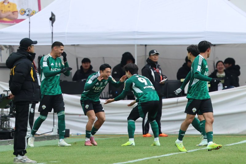 [서울=뉴시스] 권창회 기자 = 전북현대 이동준이 6일 오후 서울 마포구 서울월드컵경기장에서 열린 광주FC와 전북현대의 2025 하나은행 코리아컵 결승전에서 선제골을 넣은 뒤 기뻐하고 있다. 2025.12.06. kch0523@newsis.com