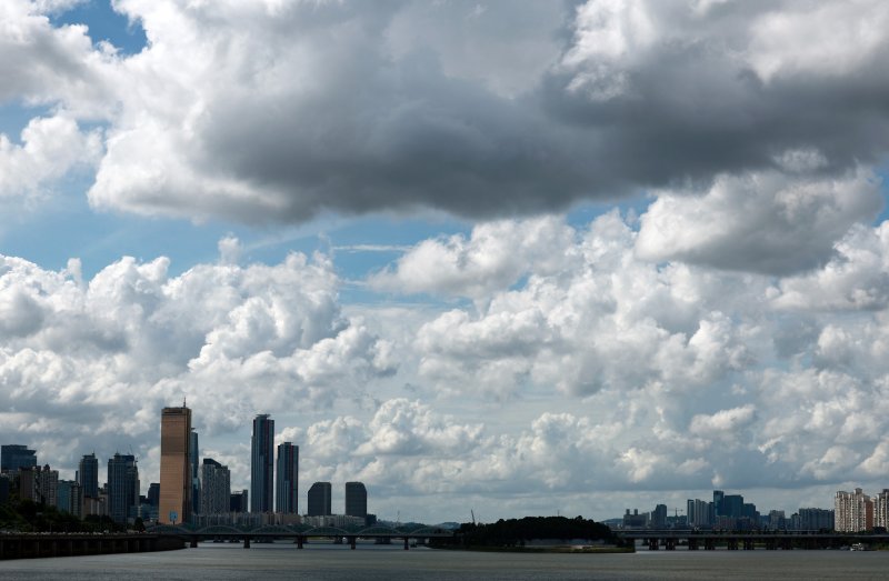 [서울=뉴시스] 이영환 기자 = 19일 오후 서울 동작구 동작대교 남단에서 바라본 서울 하늘에 뭉게구름이 가득하다. 2025.08.19. 20hwan@newsis.com