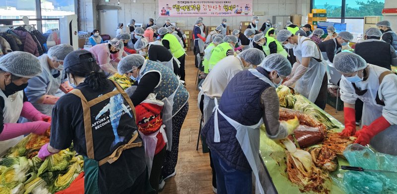 6일 울산 북구 가재길 소재 아나율장애인보호작업장 4층에서 장애인 가족 김장 나눔 행사가 열리고 있다. (우리역사바로세우기운동본부 제공. 재판매 및 DB 금지) /뉴스1