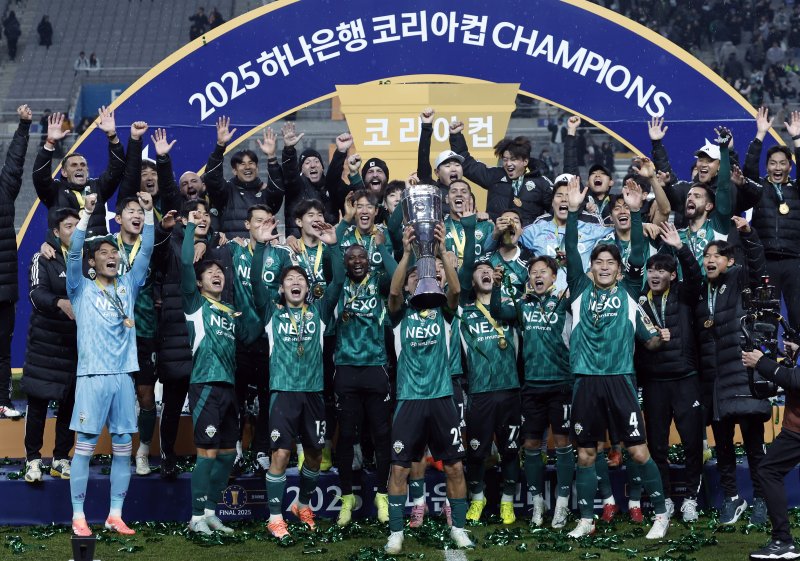6일 오후 서울 마포구 월드컵로 서울월드컵경기장에서 열린 광주FC와 전북현대의 2025 하나은행 코리아컵 결승전에서 2대1로 승리해 우승을 차지한 전북현대 구단 레전드 최철순이 우승트로피를 들어올리고 있다. 2025.12.6/뉴스1 ⓒ News1 박정호 기자