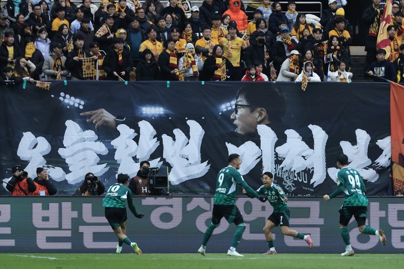 6일 오후 서울 마포구 월드컵로 서울월드컵경기장에서 열린 광주FC와 전북현대의 2025 하나은행 코리아컵 결승전에서 선제골을 넣은 전북 이동준이 기뻐하고 있다. 2025.12.6/뉴스1 ⓒ News1 박정호 기자