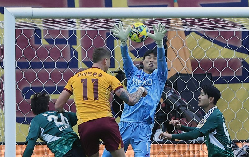 6일 오후 서울 마포구 월드컵로 서울월드컵경기장에서 열린 광주FC와 전북현대의 2025 하나은행 코리아컵 결승전에서 광주 프리드욘슨이 후반 동점골을 터트리고 있다. 2025.12.6/뉴스1 ⓒ News1 박정호 기자