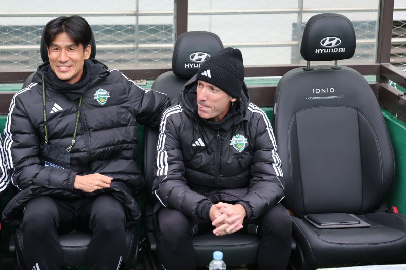 [서울=뉴시스] 권창회 기자 = 타노스 전북현대 코치가 6일 오후 서울 마포구 서울월드컵경기장에서 열린 광주FC와 전북현대의 2025 하나은행 코리아컵 결승전에서 그라운드를 바라보고 있다. 2025.12.06. kch0523@newsis.com