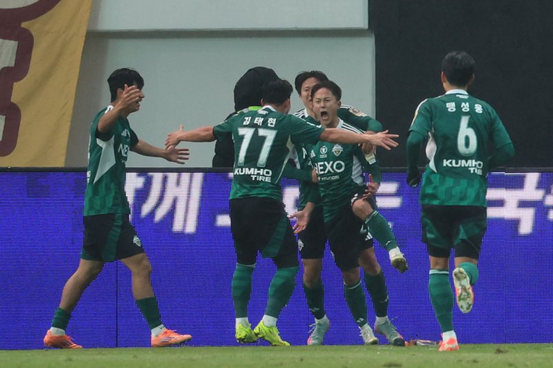 [서울=뉴시스] 권창회 기자 = 6일 오후 서울 마포구 서울월드컵경기장에서 열린 광주FC와 전북현대의 2025 하나은행 코리아컵 결승전에서 전북현대 이승우가 결승골을 넣은뒤 기뻐하고 있다. 2025.12.06. kch0523@newsis.com