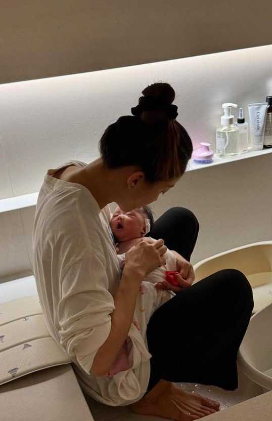 [서울=뉴시스] 이시영과 딸의 모습. (사진=이시영 인스타그램 캡처) 2025.12.06. photo@newsis.com *재판매 및 DB 금지