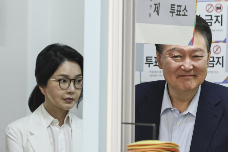 윤석열 전 대통령과 김건희 여사가 제 21대 대통령 선거일인 3일 오전 서울 서초구 원명초등학교에 마련된 서초4동 제3투표소에서 투표를 하기위해 대기하고 있다. (공동취재) 2025.6.3/뉴스1 ⓒ News1 김명섭 기자