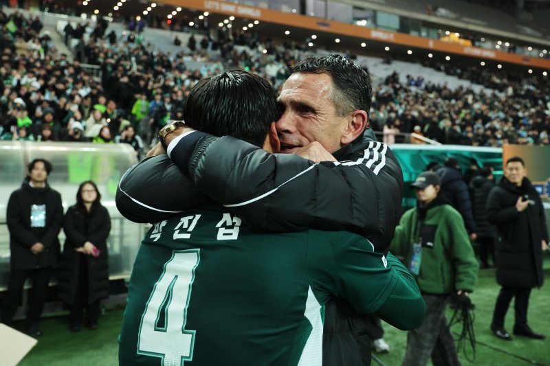 거스 포옛 전북현대 감독이 6일 오후 서울 마포구 서울월드컵경기장에서 열린 광주FC와 전북현대의 2025 하나은행 코리아컵 결승전에서 우승한 뒤 주장 박진섭과 포옹하고 있다.뉴시스