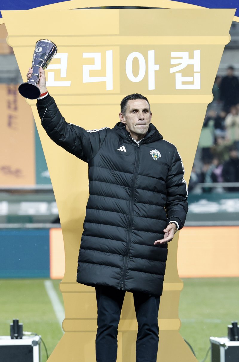 6일 오후 서울 마포구 월드컵로 서울월드컵경기장에서 열린 광주FC와 전북현대의 2025 하나은행 코리아컵 시상식에서 지도자상을 받은 전북현대 거스 포옛 감독이 포즈를 취하고 있다. 2025.12.6/뉴스1 ⓒ News1 박정호 기자
