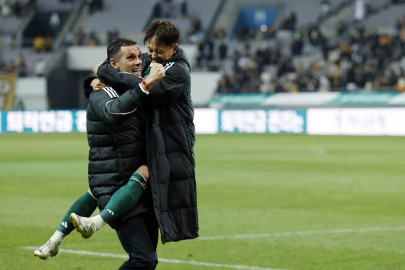 6일 오후 서울 마포구 월드컵로 서울월드컵경기장에서 열린 광주FC와 전북현대의 2025 하나은행 코리아컵 결승전에서 역전골을 넣은 전북 이승우가 2대1로 경기가 끝나자 거스 포옛 감독에게 안겨 기쁨을 나누고 있다. 2025.12.6/뉴스1 ⓒ News1 박정호 기자