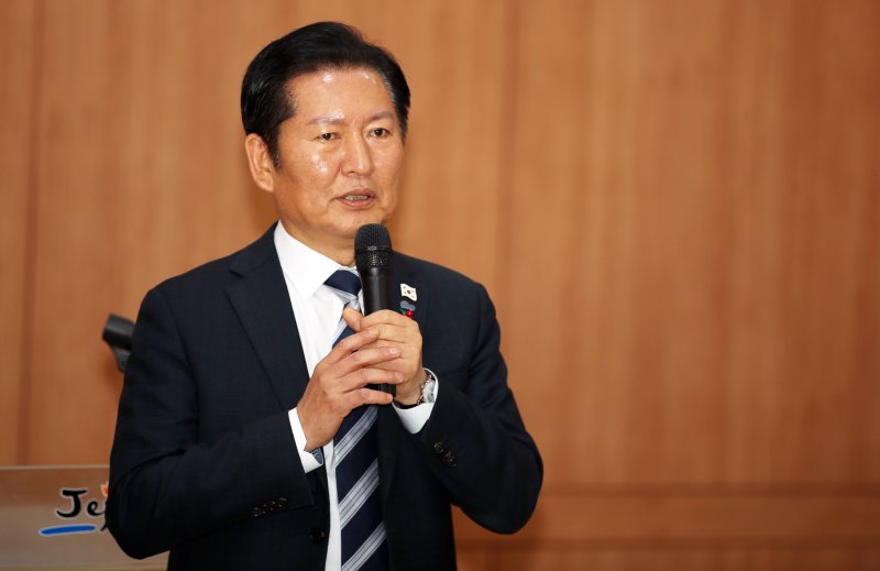 정청래 더불어민주당 대표가 6일 오후 제주도노동자종합복지관 대강당에서 열린 '제주 발전과 이재명 정부 성공을 위한 2025 민주 아카데미'에서 강연을 하고 있다. 2025.12.6/뉴스1 ⓒ News1 고동명 기자