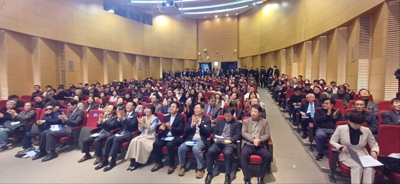 [대전=뉴시스] 내년 6월 대전시교육감 선거 출마를 공식화한 맹수석(왼쪽 여섯번째)전 충남대 법학전문대학원장이 6일 대전컨벤션센터에서 출판기념회를 개최한 가운데 박범계(왼쪽 다섯번째) 국회의원 등과 함께 박수를 치고 있다. (사진=본인 제공) 2025.12.06. *재판매 및 DB 금지